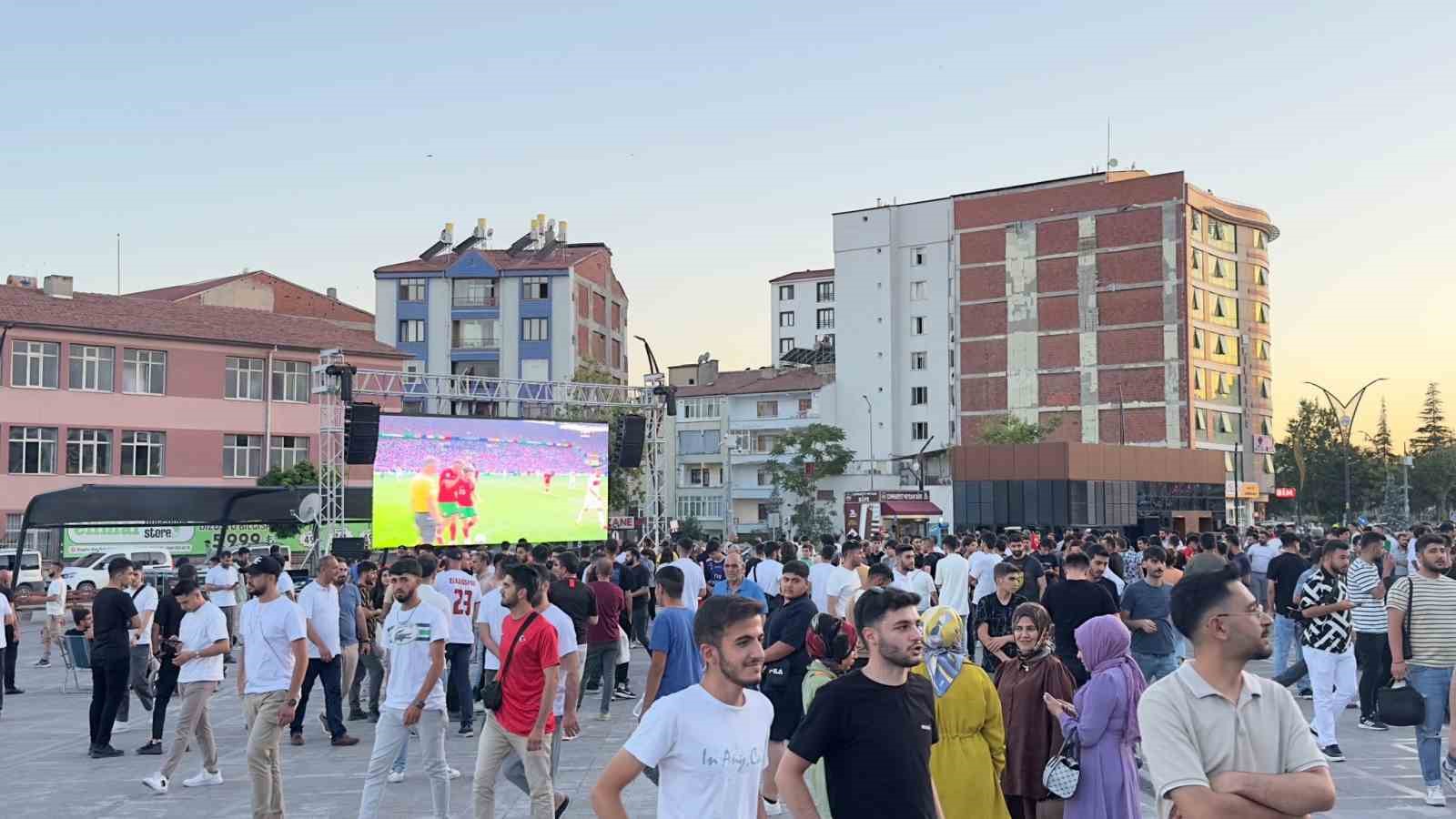 Elazığ’da Türkiye-Portekiz maçı için dev ekran kuruldu