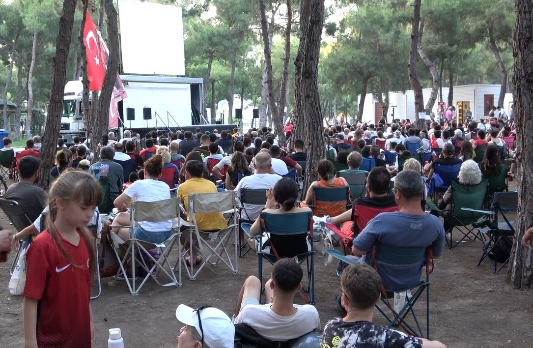 Antalya&rsquo;da milli ma&ccedil;ı dev ekranda izlediler
