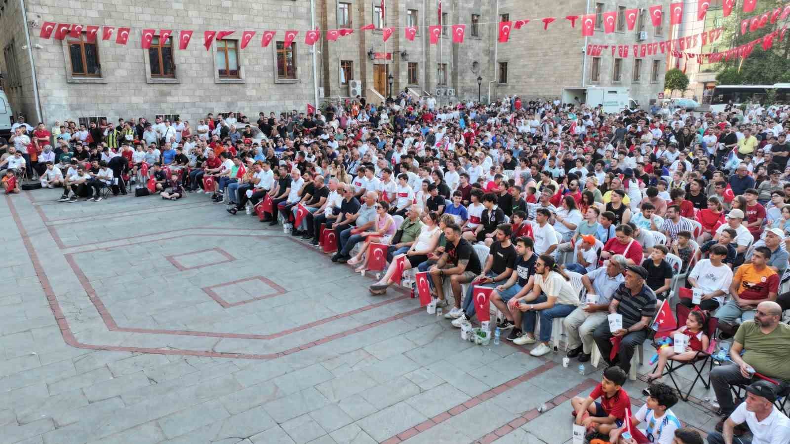 Isparta’da vatandaşlar milli maç heyecanını dev ekrandan takip etti
