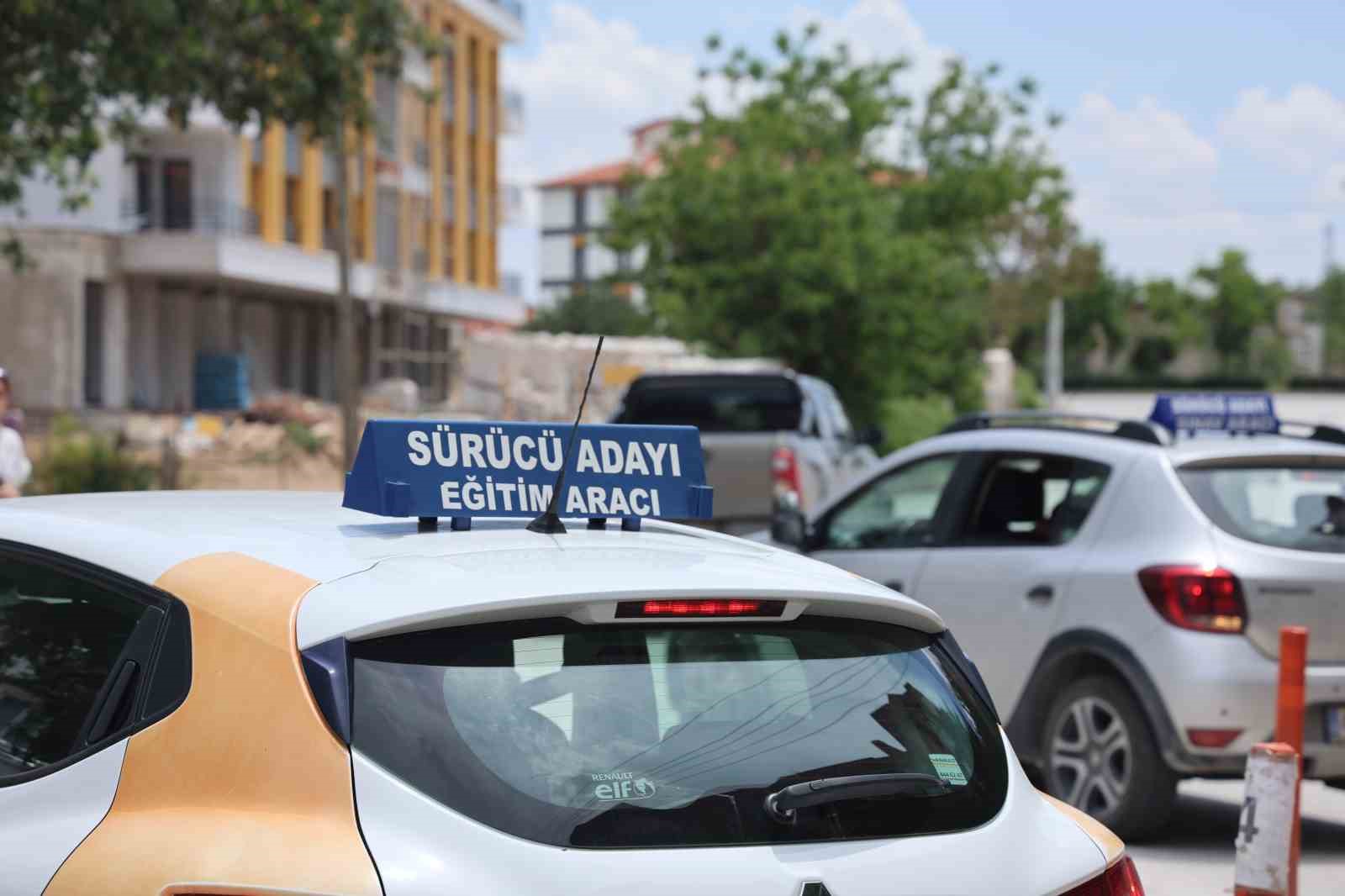 İlk araç sürüşünde "Eş ve babadan hoca olmaz" uyarısı
