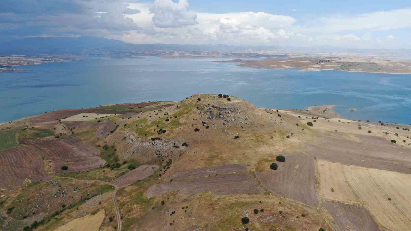 Elazığ’daki höyük manzarası ile dikkat çekiyor