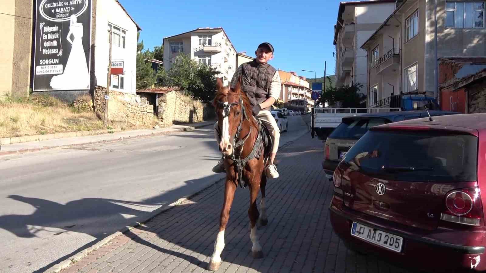 Şehrin ortasında atla gezintiye çıktı, görenler şaşkınlıklarını gizleyemedi
