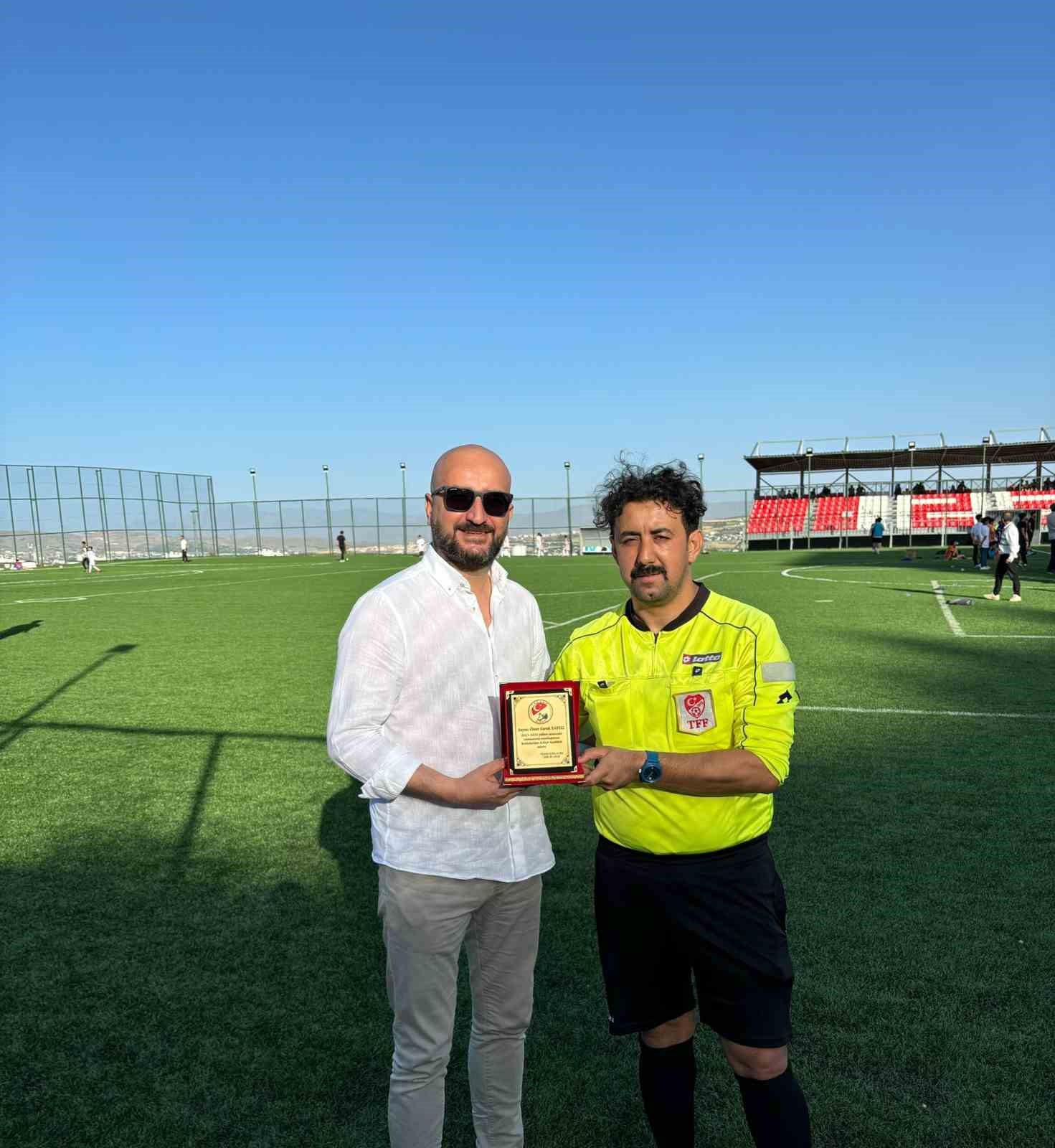 Elazığ futbolunda jübile yapan iki hakeme plaket takdimi
