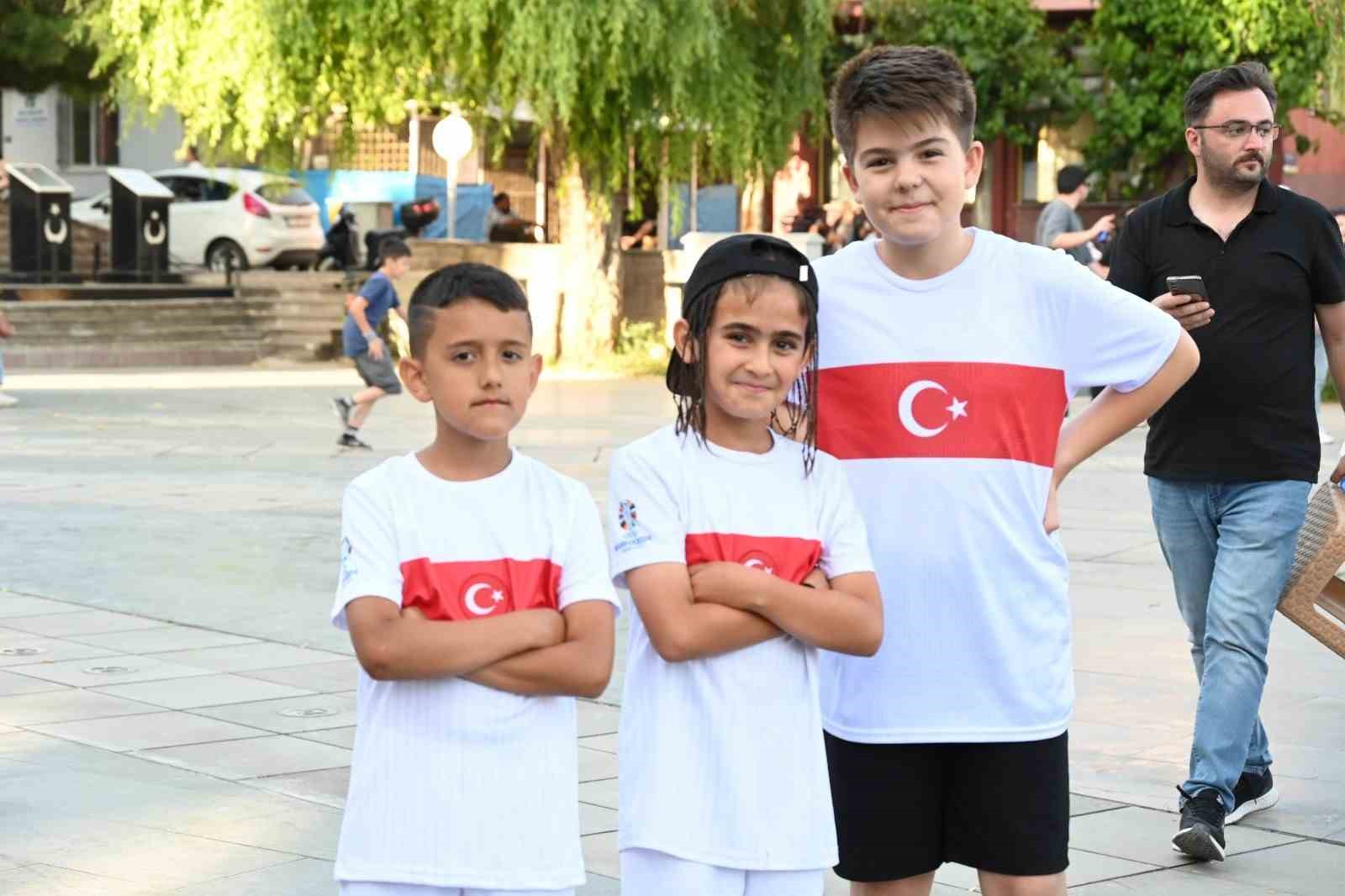 Bozüyük Belediyesi Türkiye-Portekiz maçı için dev ekran kurdu