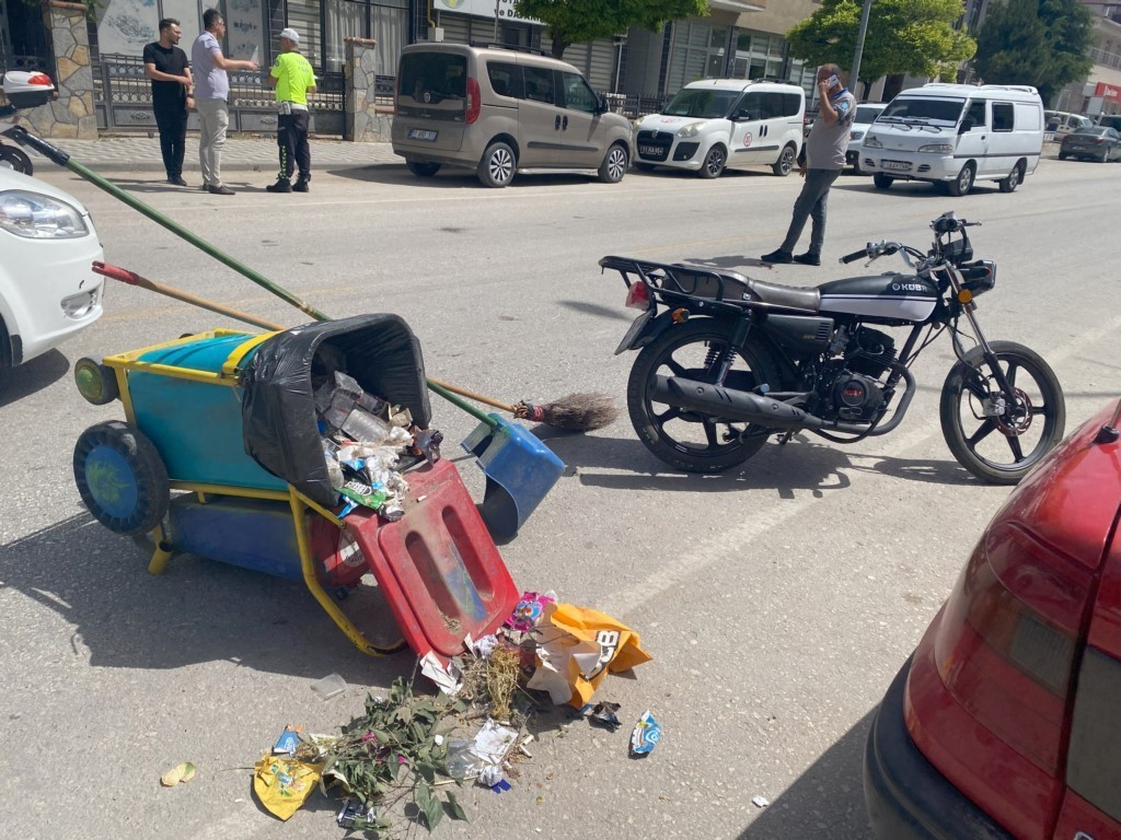 Bilecik’te yolda temizlik yapan işçiye motosiklet çarptı