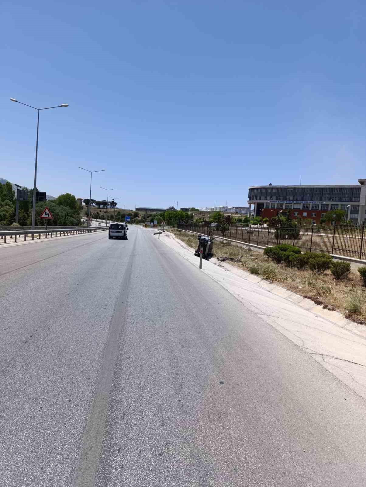 Burdur-Antalya kara yolunda kontrolden &ccedil;ıkan otomobil şarampole devrildi: 1 yaralı
