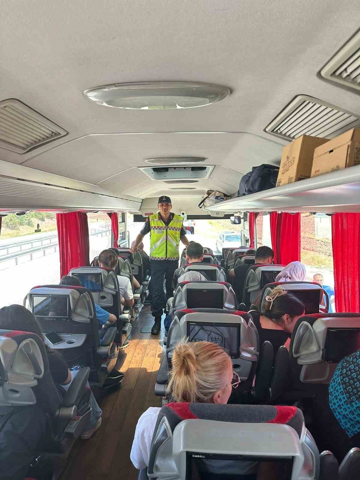 Jandarma ekipleri d&ouml;n&uuml;ş yolundaki s&uuml;r&uuml;c&uuml;leri bilgilendiriyor
