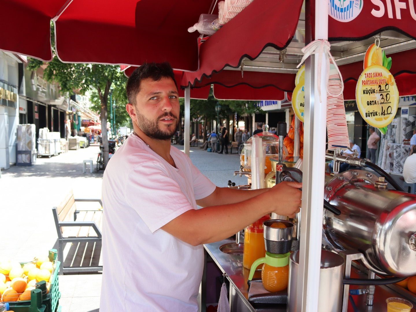 Yerli ve yabancı turistler sifon limonataya ilgi gösterdi