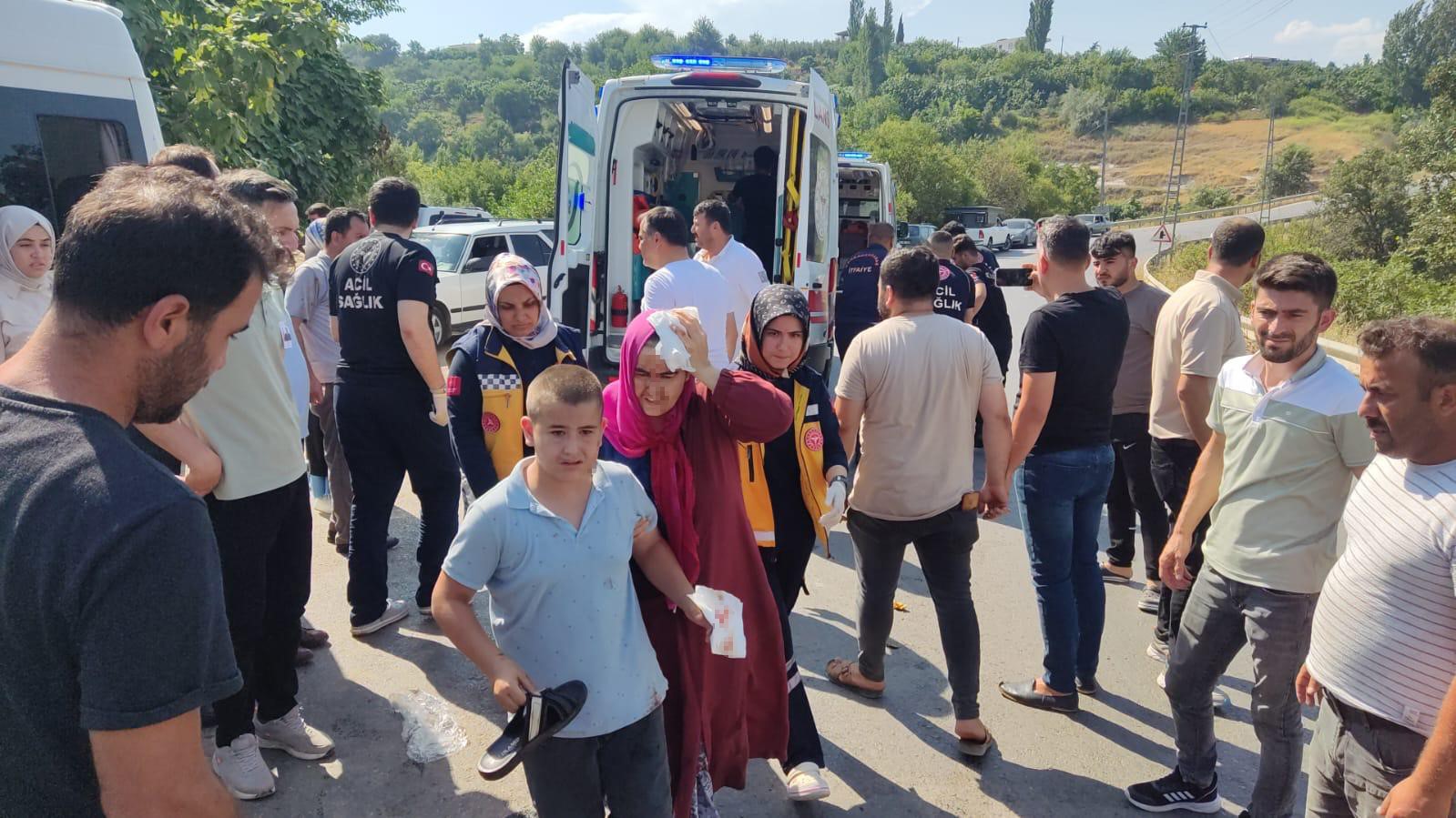 Kahraman doktor kaza yerinde durup yaralılara ilk m&uuml;dahaleyi yaptı
