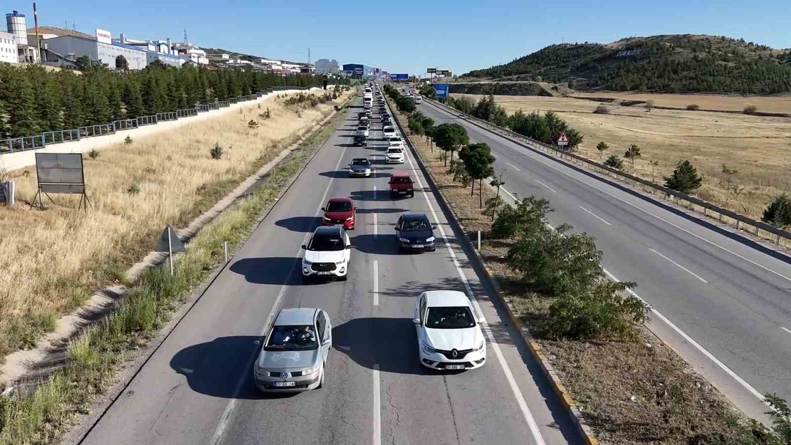 Tatilcilerin dönüş yolcuğu devam ediyor, 43 ilin geçiş güzergahında sıkı denetim