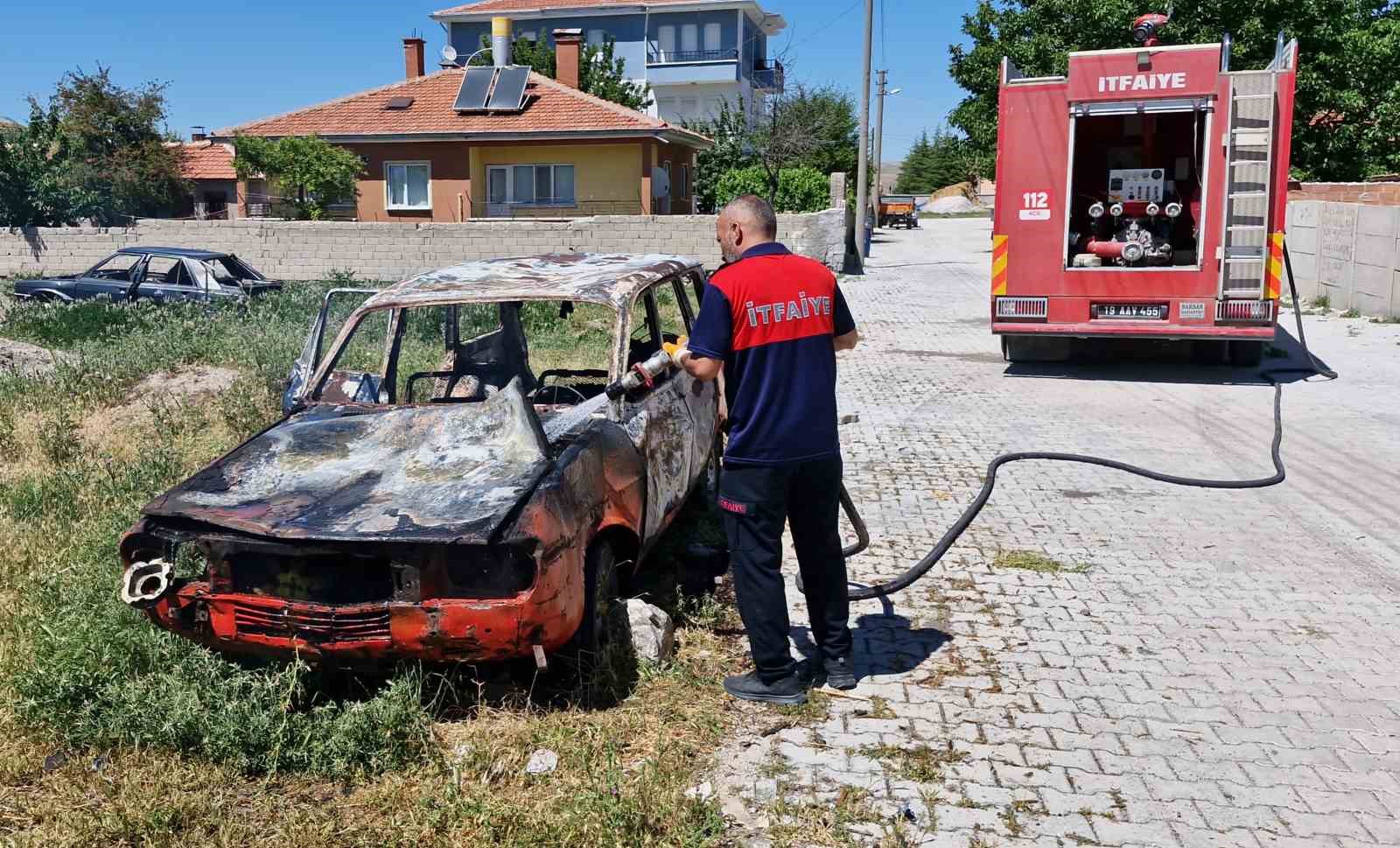Park halindeki otomobil k&uuml;le d&ouml;nd&uuml;
