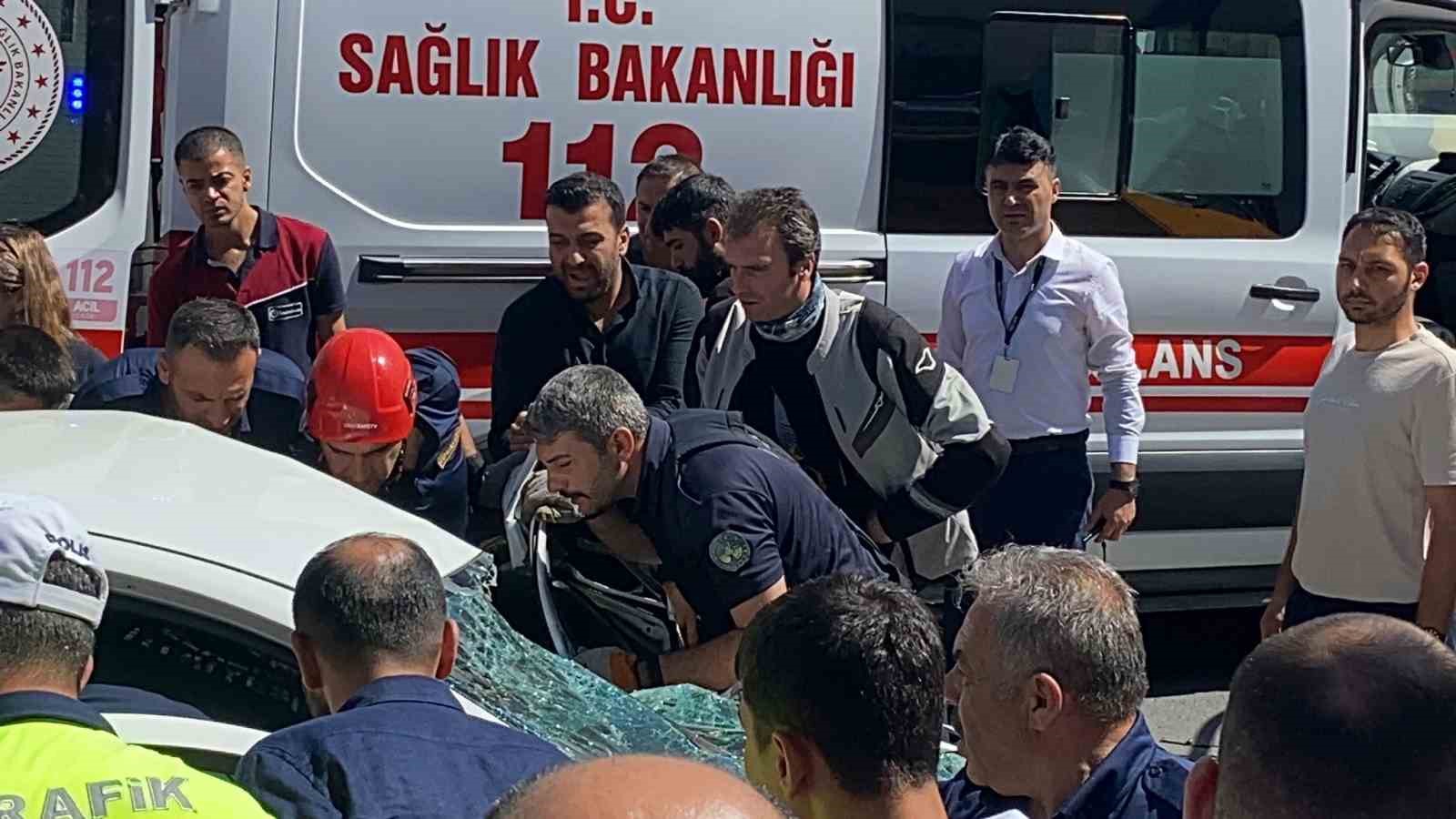 Elazığ’da otomobil tıra çarptı: 3 yaralı