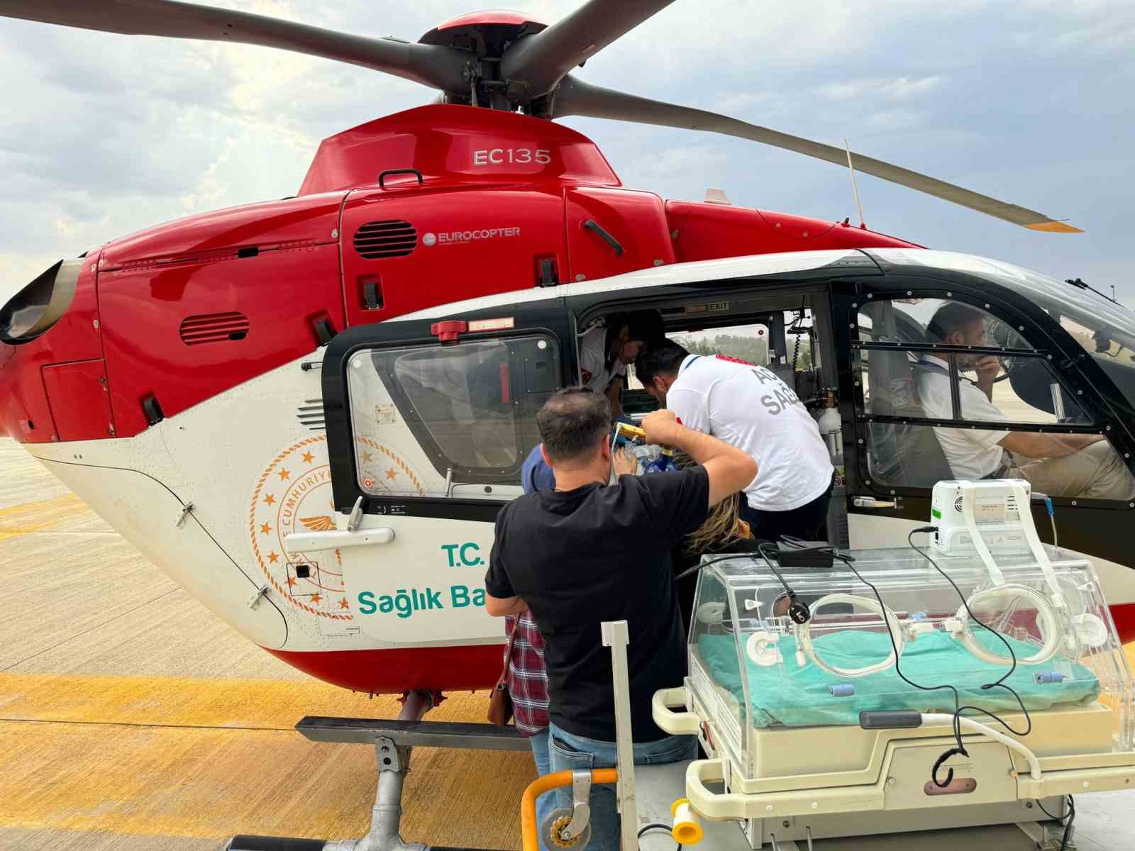 Siirt&rsquo;te solunum sorunu yaşayan 1 kilogramlık ikiz bebekler Van&rsquo;a sevk edildi
