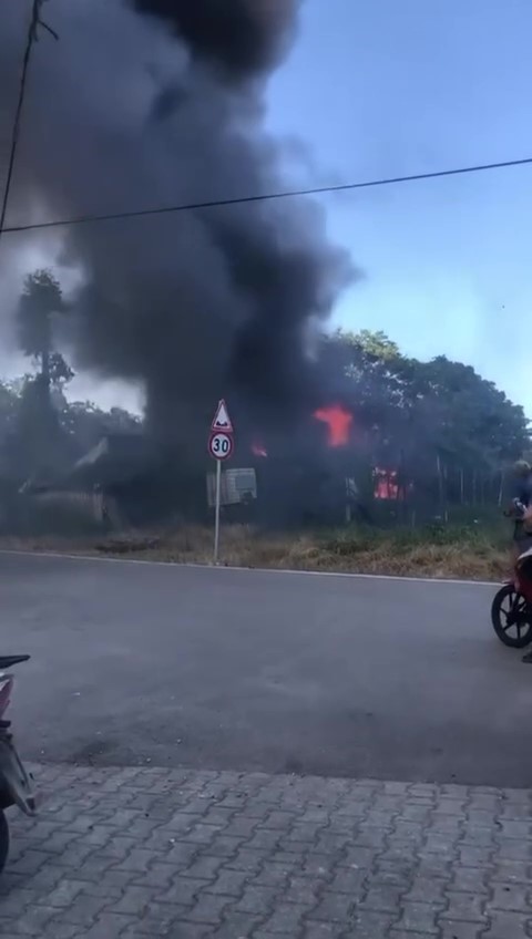 Tek katlı ev alev topuna döndü
