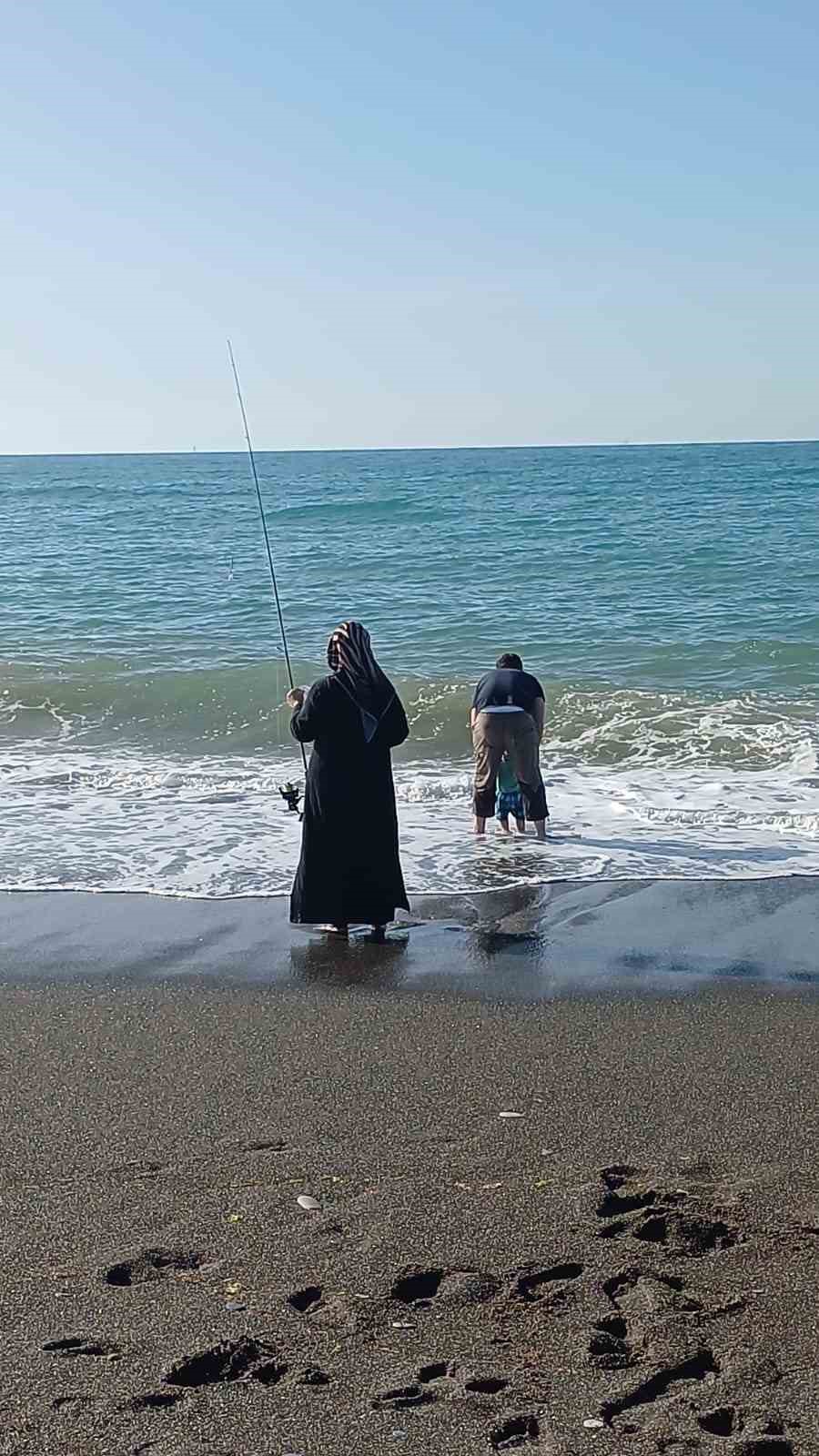 Karadeniz’de denize girmek yasaklandı, sahiller balıkçılara kaldı
