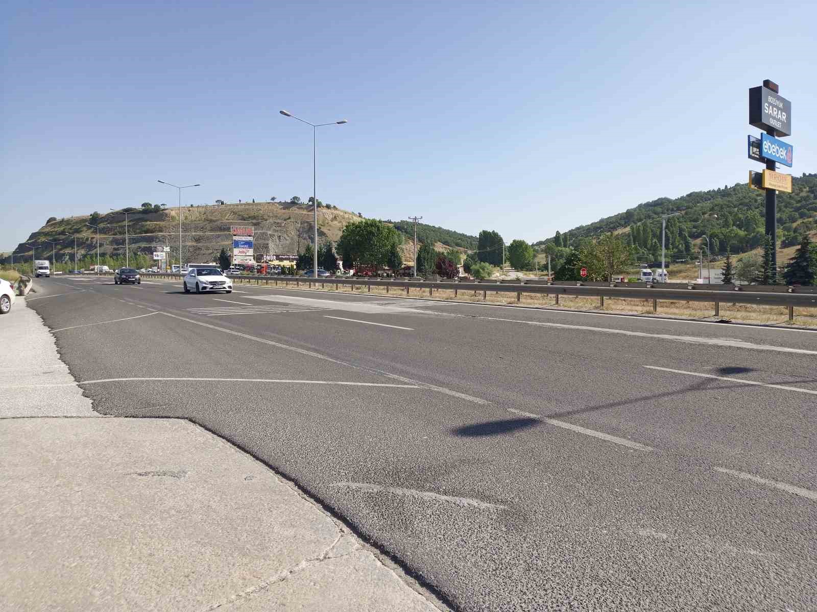 Binlerce aracın ge&ccedil;iş yaptığı karayolunda bayram d&ouml;n&uuml;ş&uuml; yoğunluğu
