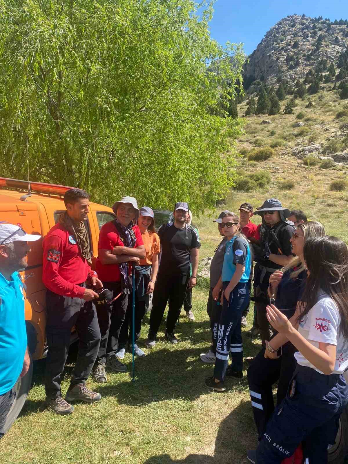 Aladağlar’da yönlerini kaybedip dik yamaçta mahsur kalan 4 kişiyi ekipler kurtardı
