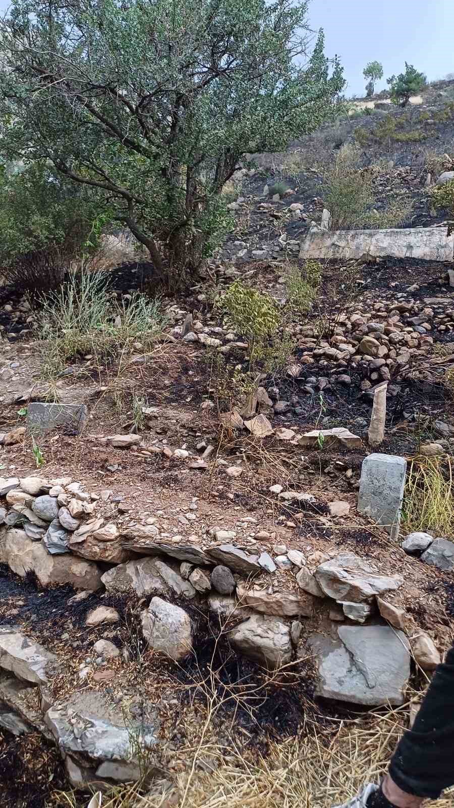Hakkari&rsquo;de anız yangını yerleşim yerlerine sı&ccedil;radı 
