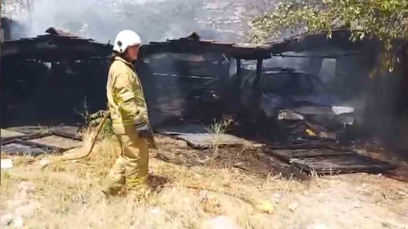 Tutuşan otlar garajdaki otomobili yaktı
