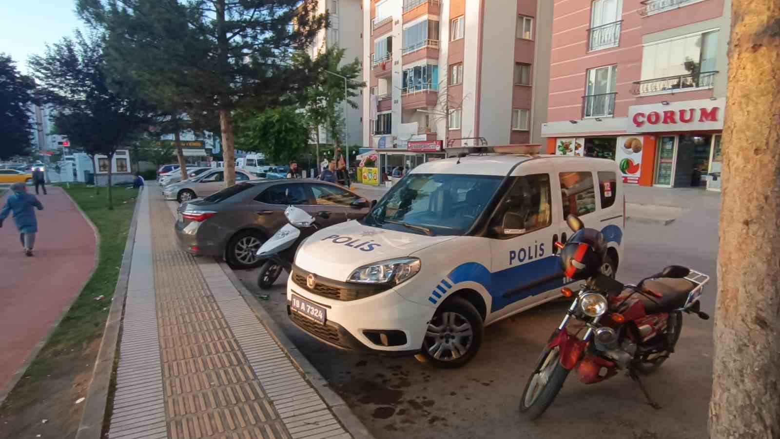 Magandalar &ccedil;ocuk parkında havaya ateş a&ccedil;tı, sa&ccedil;malar bir evin camına isabet etti
