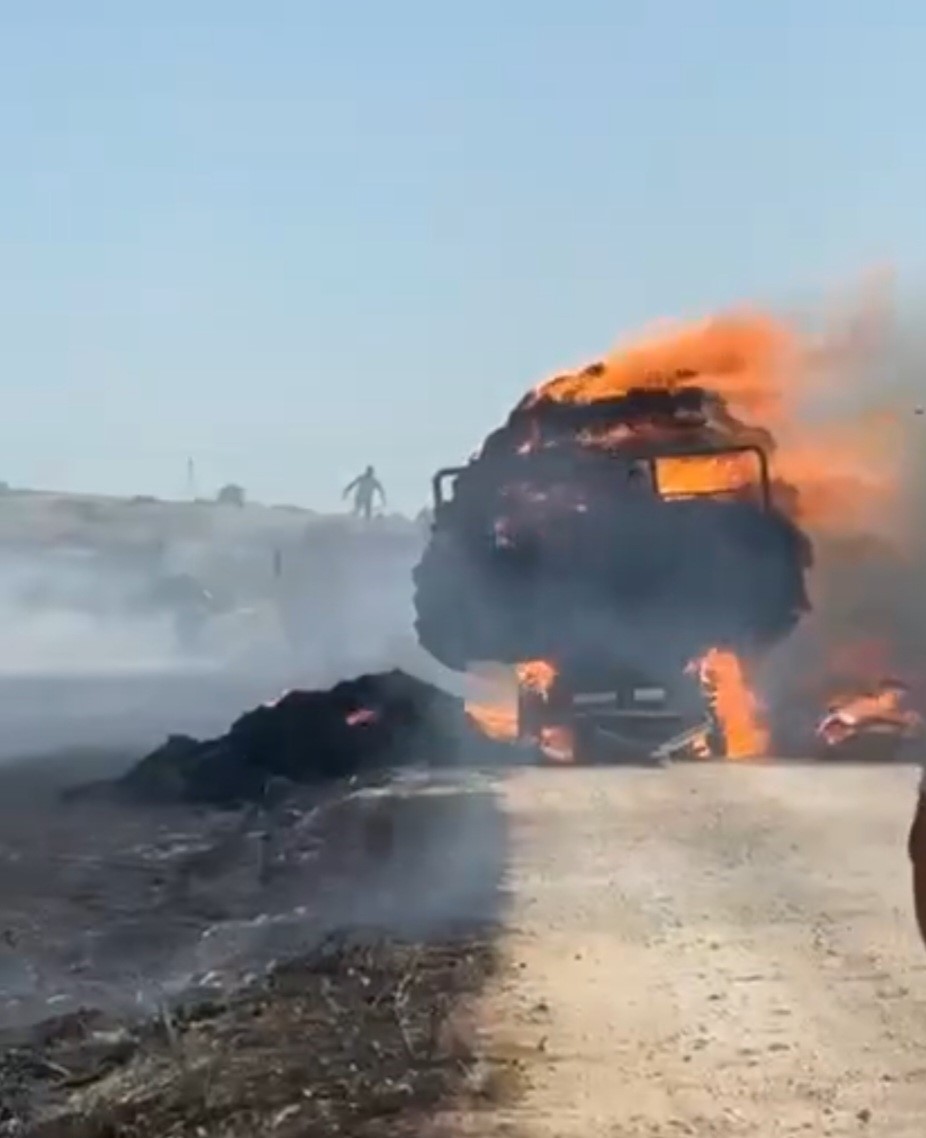 Saman balyası y&uuml;kl&uuml; r&ouml;mork yandı
