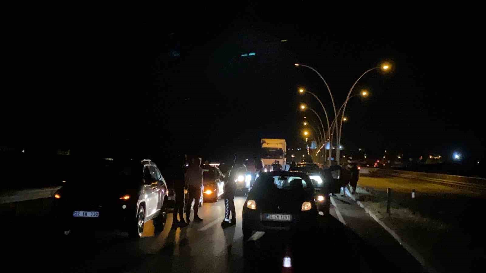 Edirne’de alkollü sürücünün kullandığı kamyonet bariyerlere çarptı: 1 yaralı