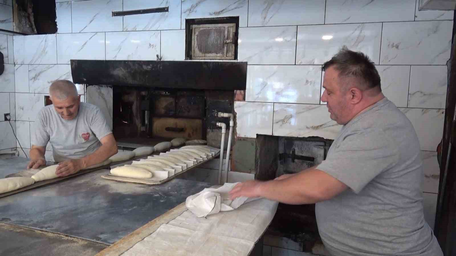 K&uuml;tahyalı fırın &ccedil;alışanlarının bunaltıcı sıcaklarda zorlu mesaisi
