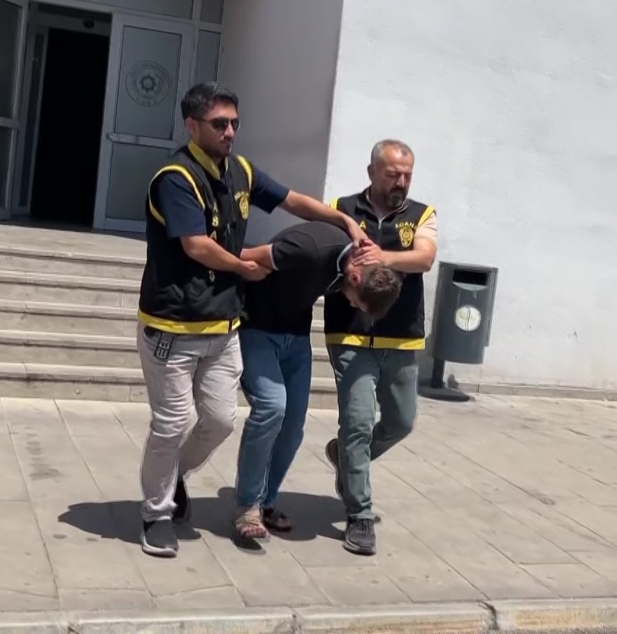 Cerrahi maskeli ve silahlı akaryakıt istasyonu soygunu
