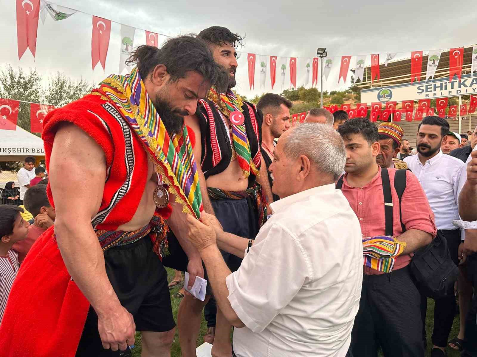 420 güreşçi er meydanında ter döktü