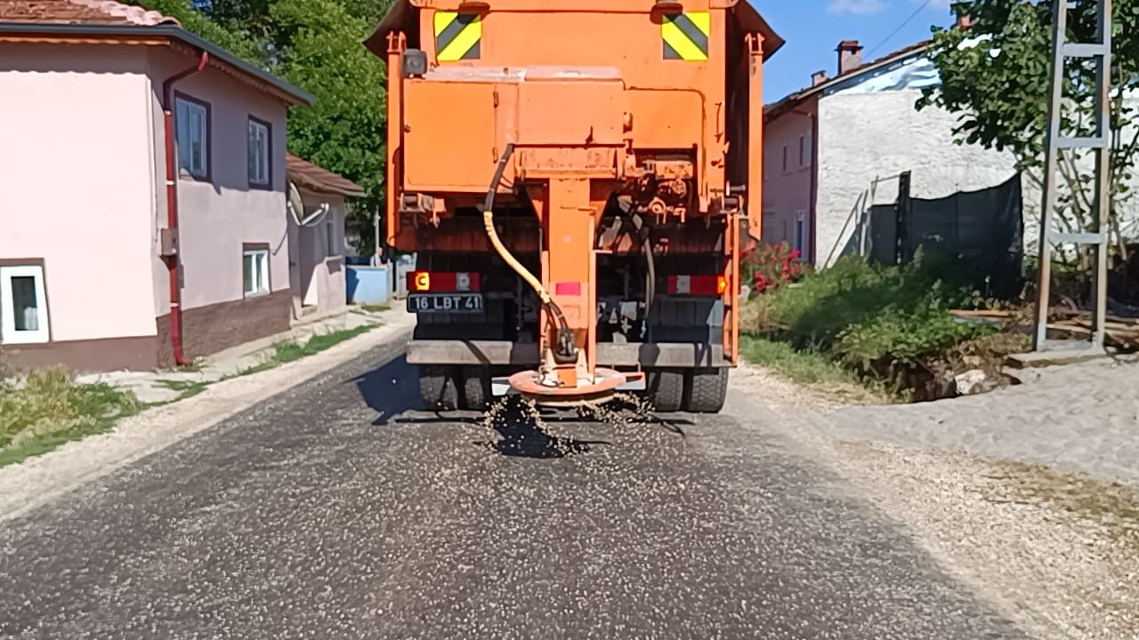 Bilecik’te sıcaktan asfalt eridi