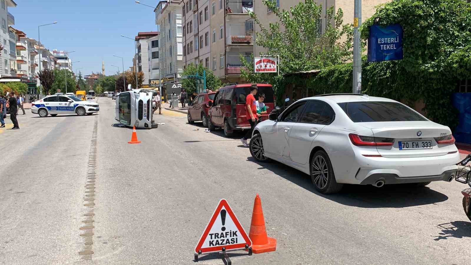 Karaman’da otomobil ile çarpışan hafif ticari araç yan yattı
