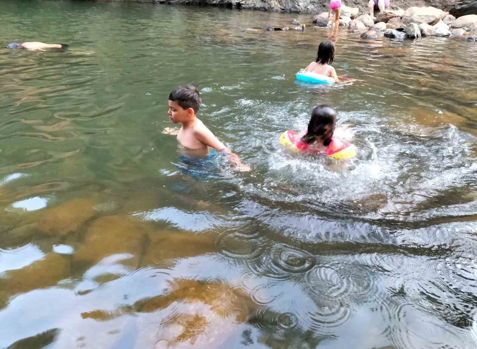 Köyceğiz Toparlar Şelalesi serinlemek isteyenlerin uğrak noktası oluyor