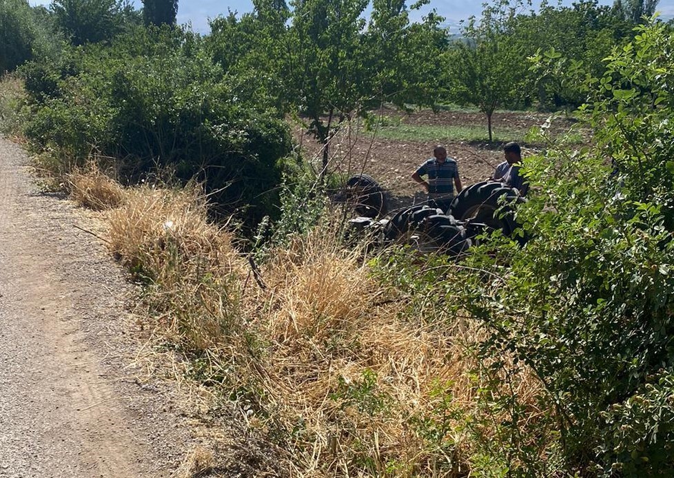 Kontrolden &ccedil;ıkan trakt&ouml;r devrildi: 4 yaralı

