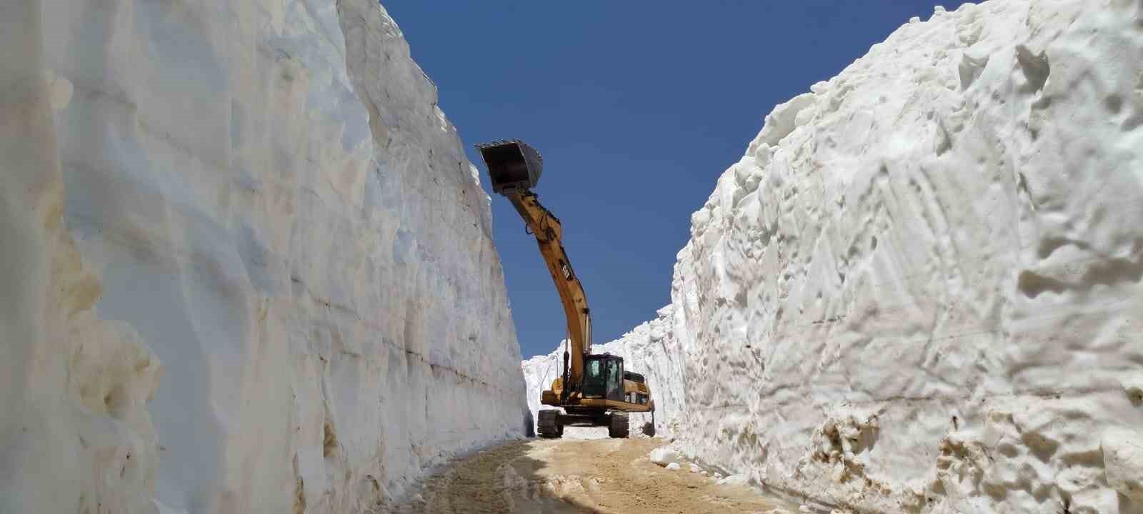 Haziran ayında 8 metreyi bulan karda yol a&ccedil;ma &ccedil;alışması
