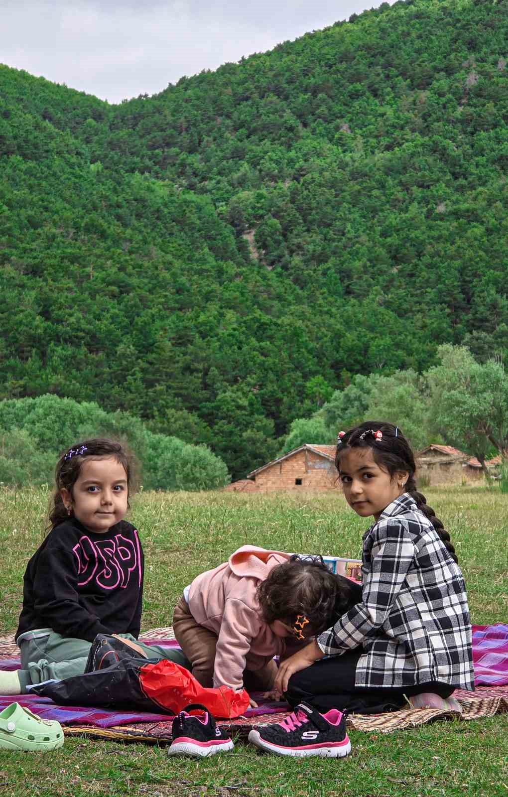 Sıcaktan bunalan Tokatlılar, doğal klimada serinliyor
