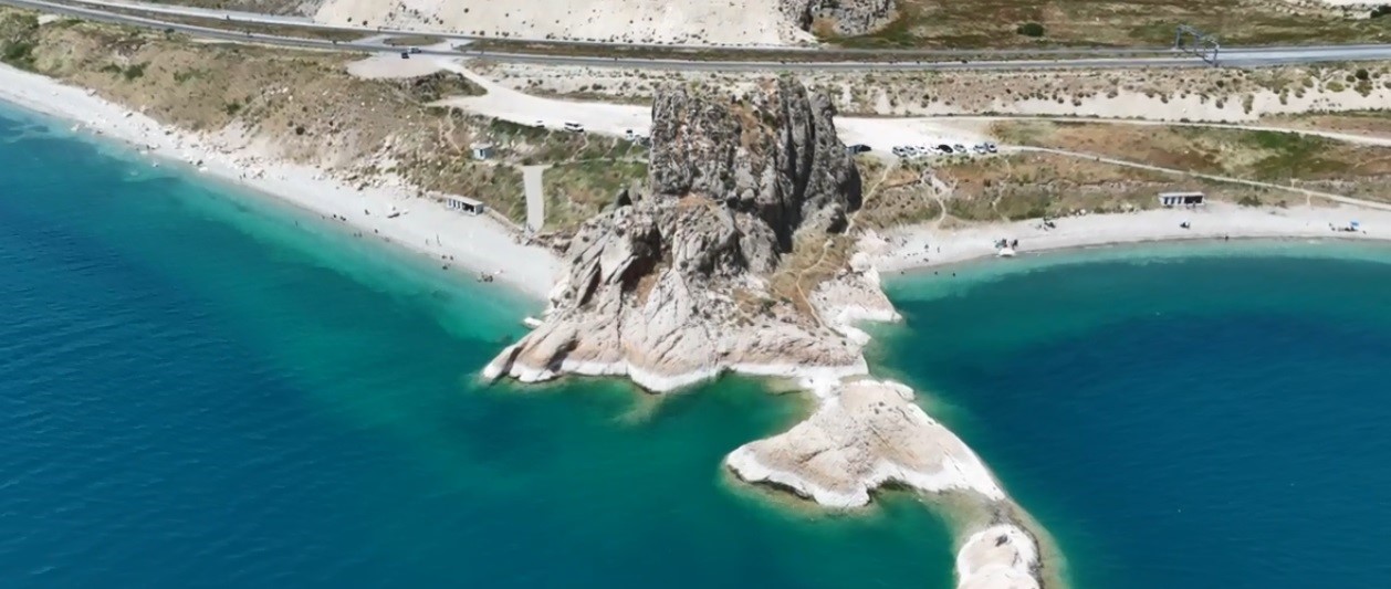 Van G&ouml;l&uuml;&rsquo;n&uuml;n masmavi suları ziyaret&ccedil;ilerini ağırlıyor
