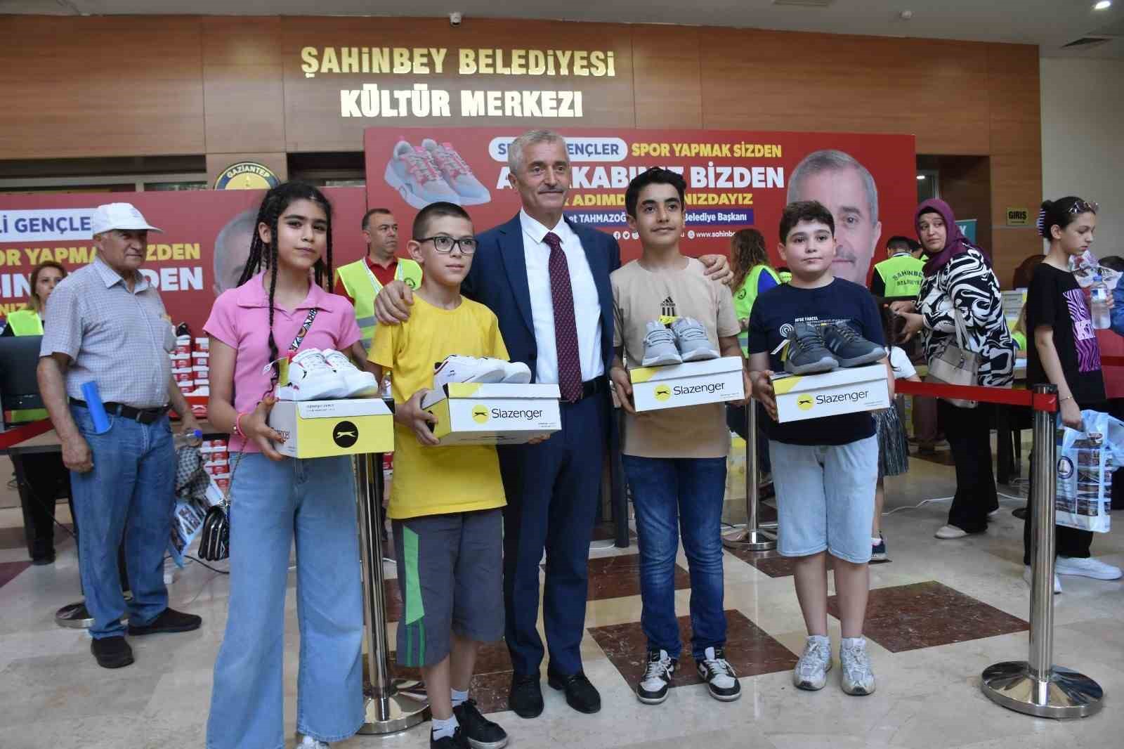 Şahinbey&rsquo;den &ouml;ğrencilere karne hediyesi
