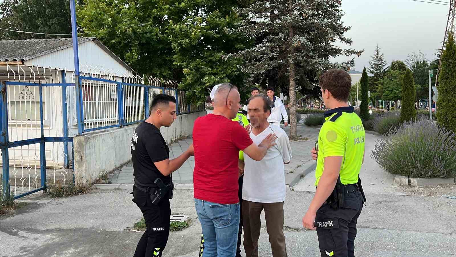 Yol kenarına tuvaletini yapan alkollü sürücü polise yakalandı: Ehliyetine el konuldu
