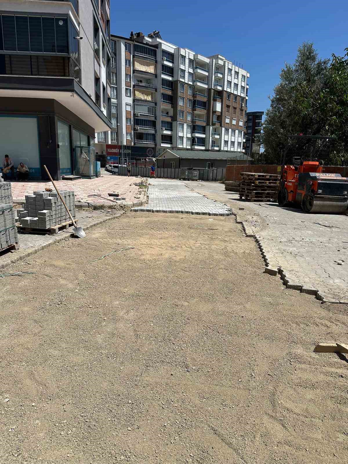 Edremit Belediyesi Kadıköy Mahallesi’nde yolları düzenliyor