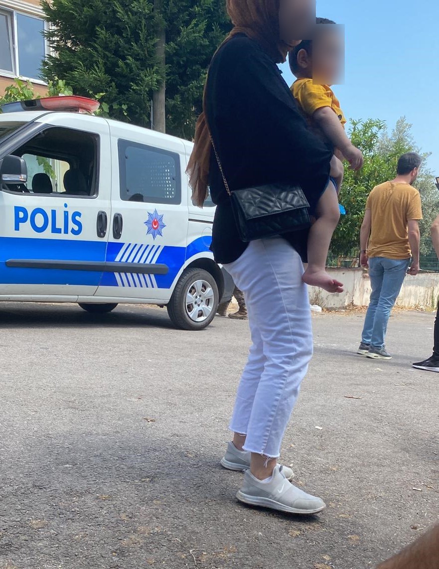 Evi terk eden eşine sinirlendi, çocuklarını rehin aldı
