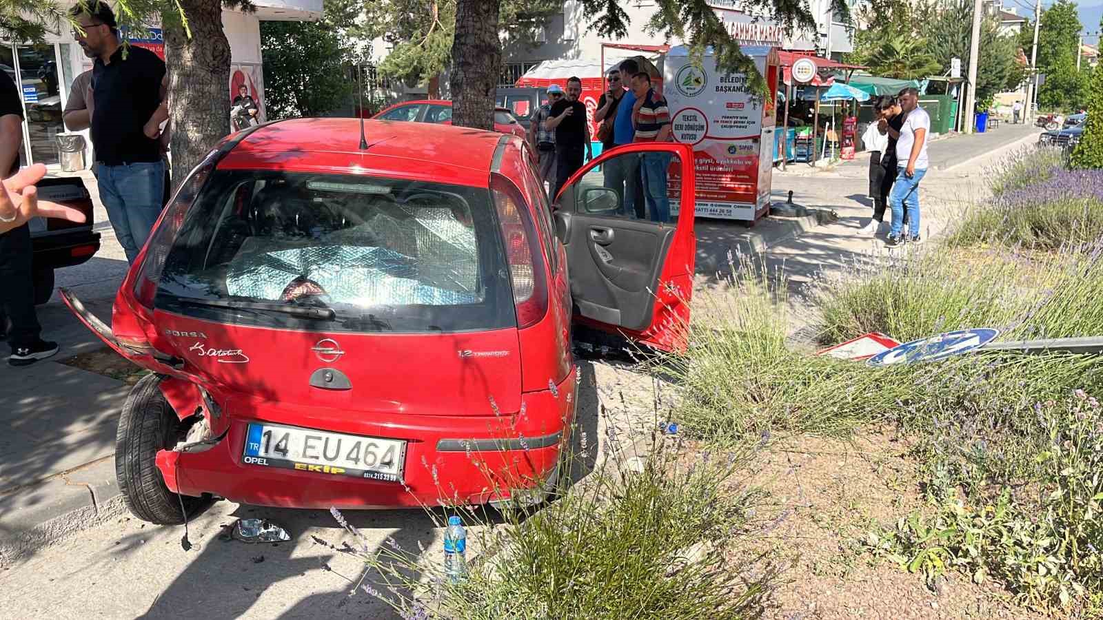 Kaza yapan iki otomobil ağaca çarparak durabildi: 2 yaralı
