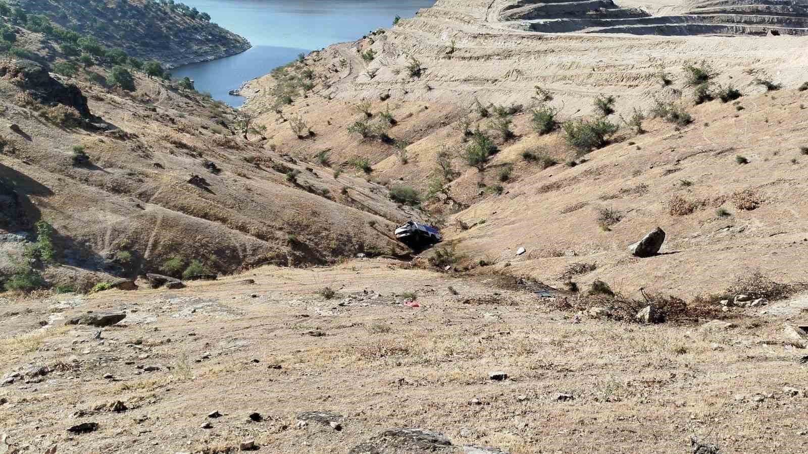 Kamyonet 200 metrelik uçuruma yuvarlandı, sürücü ölümden döndü
