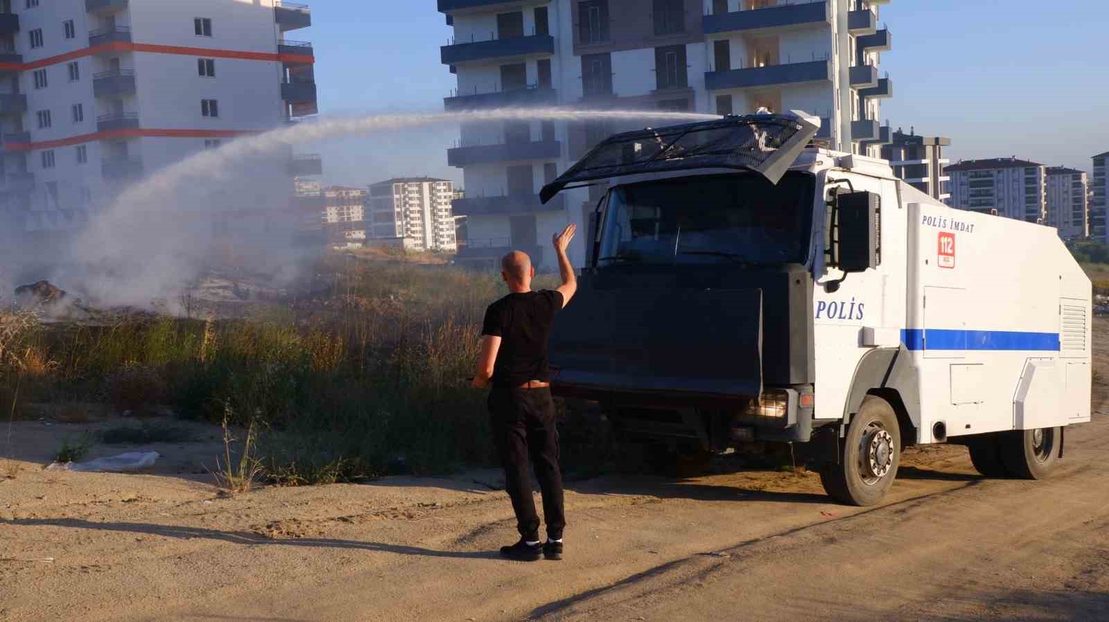 Polis TOMA ile yangına m&uuml;dahale etti
