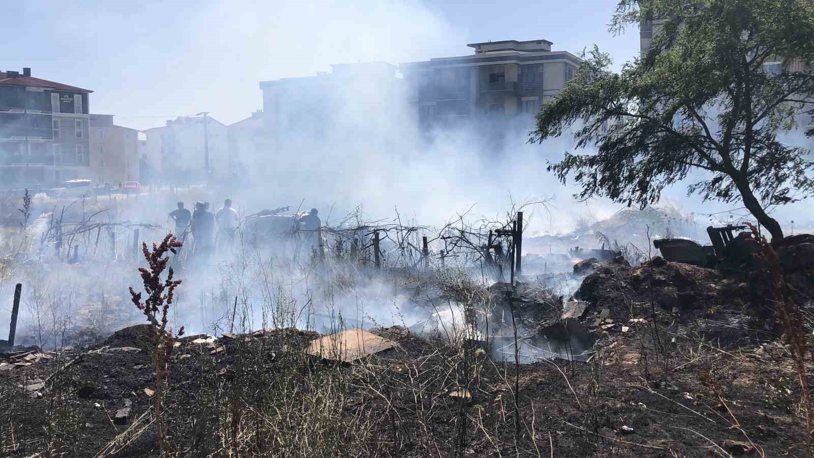 Tekirdağ&rsquo;da mahalle arasındaki arazi yangını korkuttu: 50 g&uuml;vercin son anda kurtarıldı
