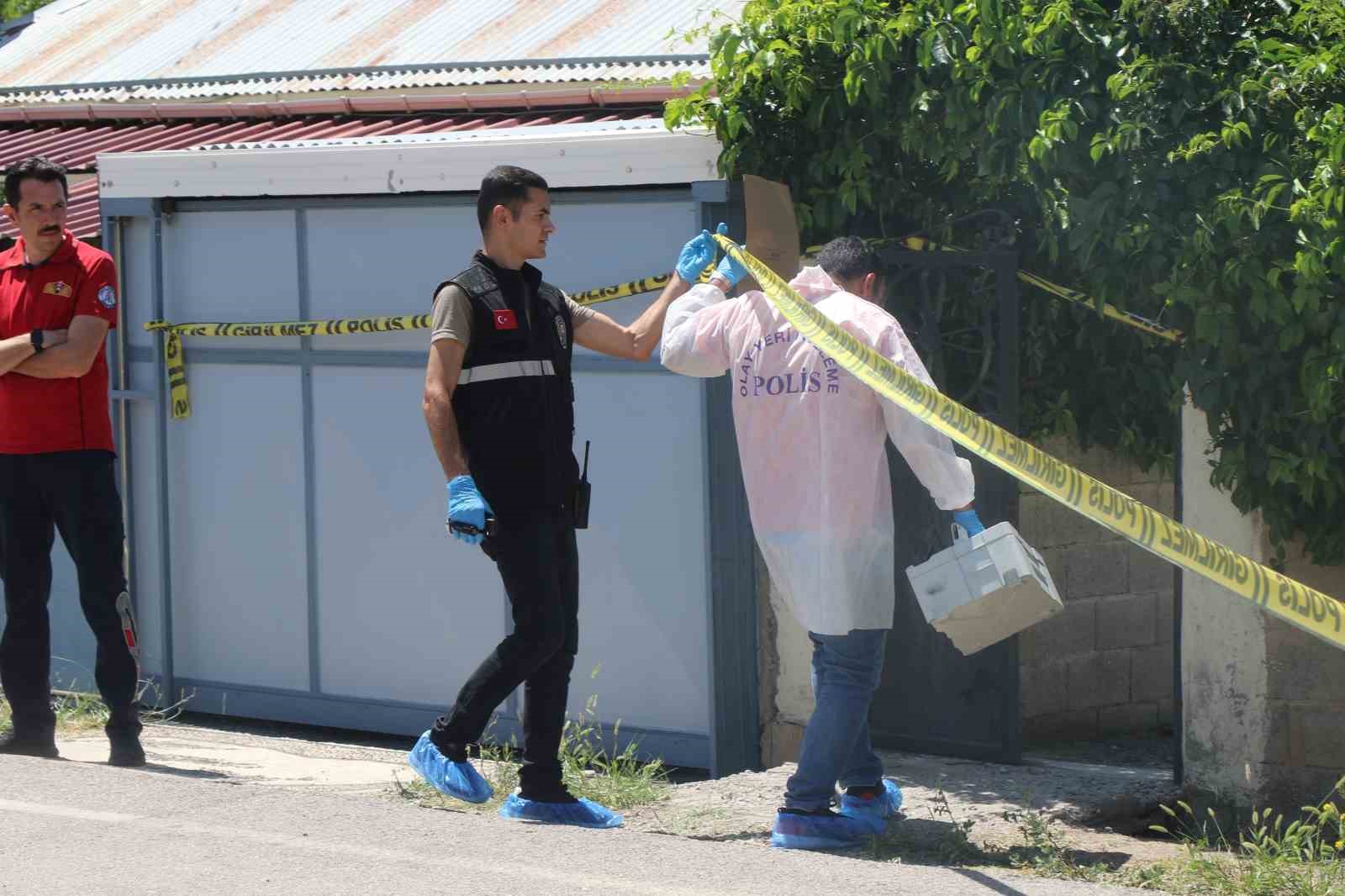 Komşusunu k&uuml;rekle &ouml;ld&uuml;ren sanığa m&uuml;ebbet hapis cezası
