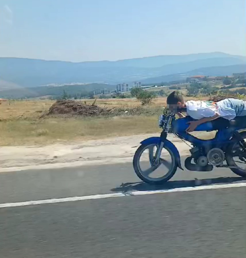 Motosikletinin &uuml;zerine y&uuml;z&uuml;st&uuml; yattı, faciaya davetiye &ccedil;ıkardı
