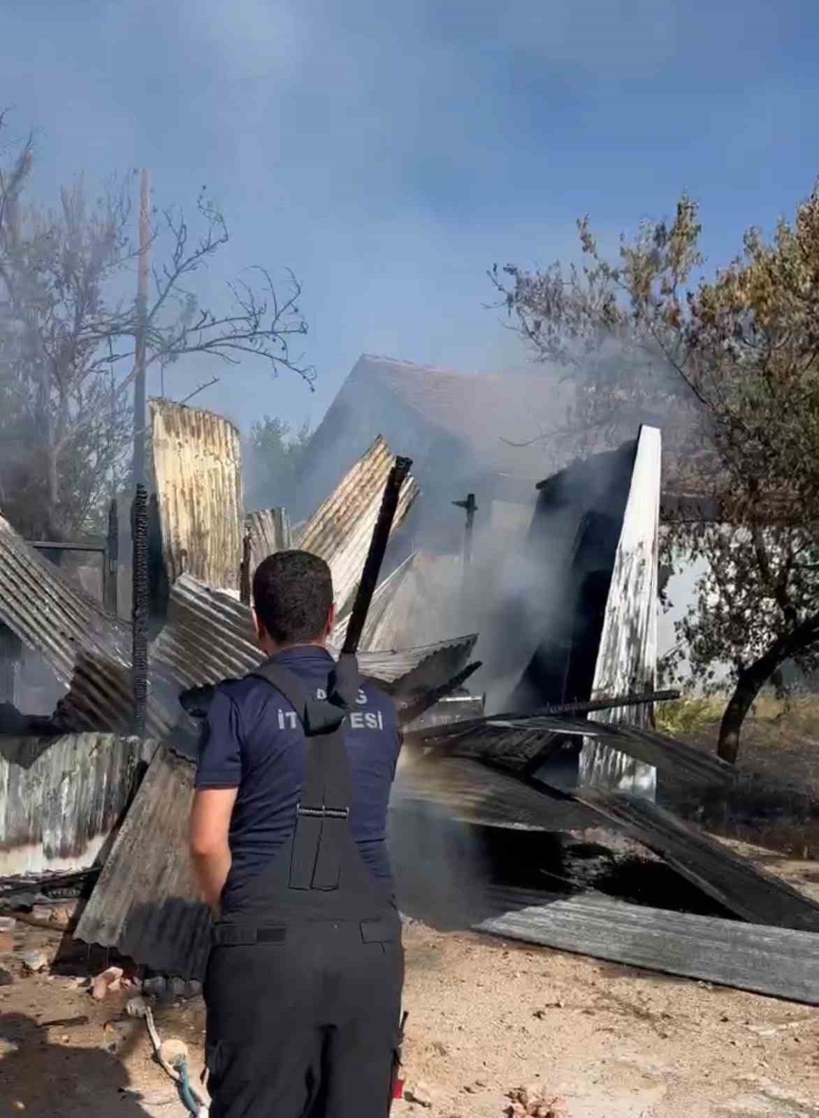 Yangında sac ev kül oldu