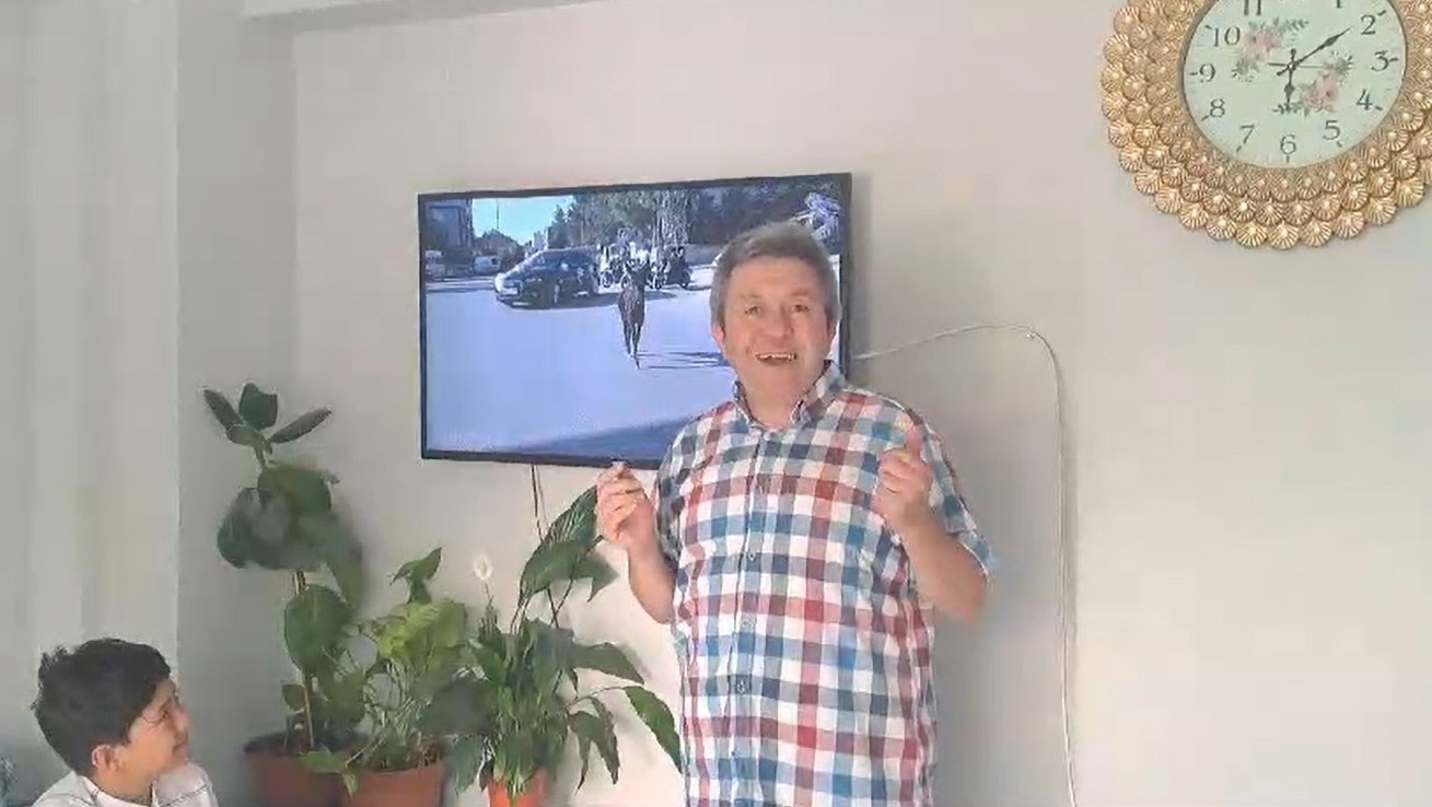 Bak şu sıpanın yaptığına: İki kilometrelik d&uuml;ğ&uuml;n konvoyuna en &ouml;nde b&ouml;yle eşlik etti
