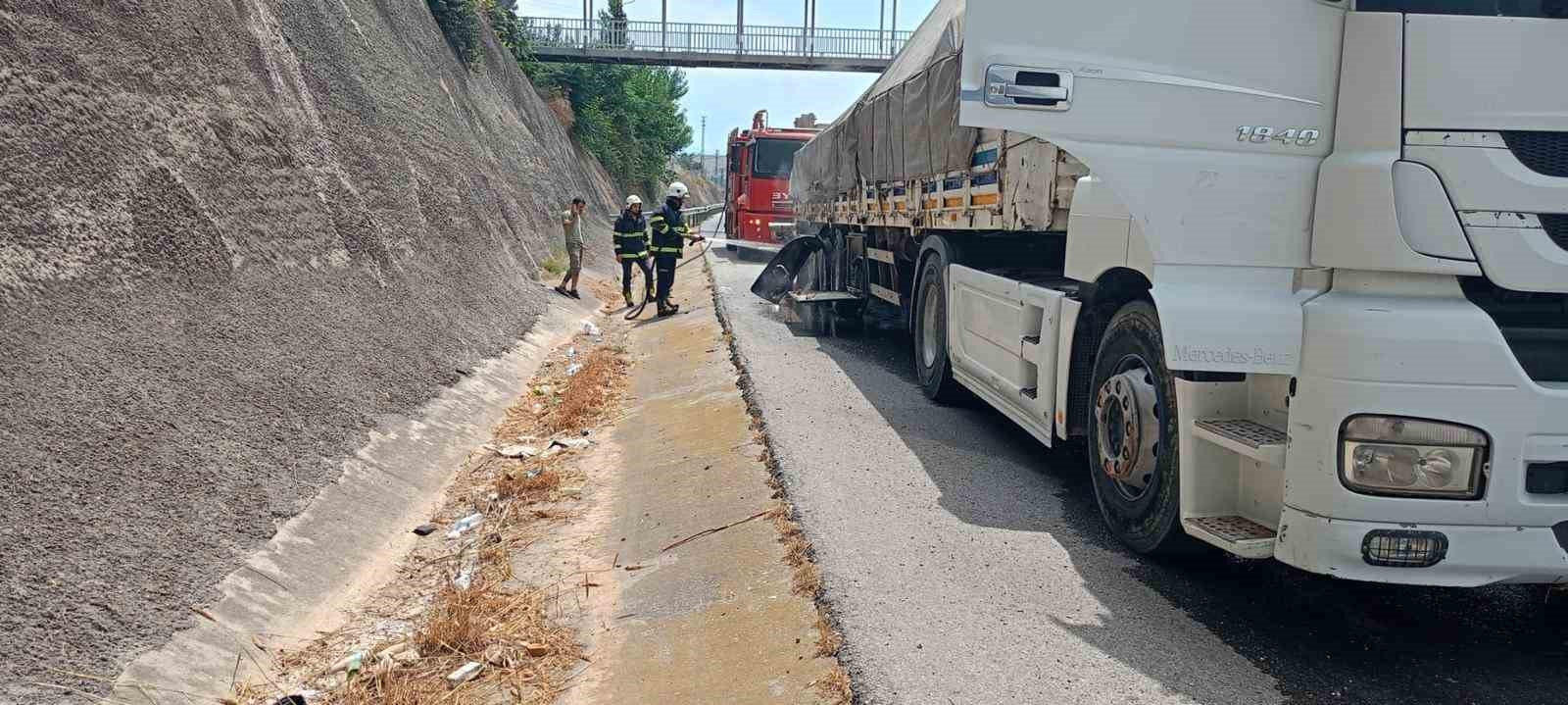 Balataları yanmaya başlayan tıra itfaiye ekipleri müdahale etti
