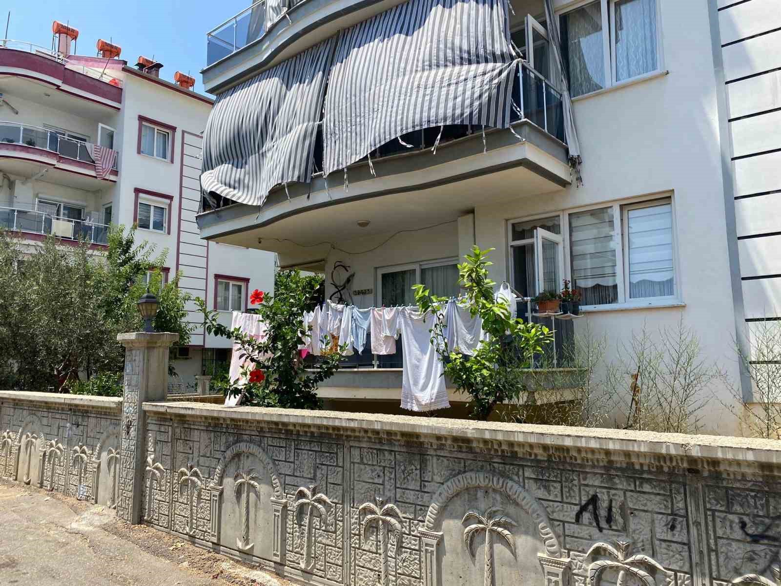 Balkonda asılı kadın i&ccedil; &ccedil;amaşırları &ccedil;alan hırsız apartmanın başına dert oldu
